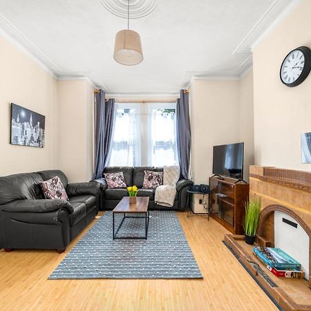 Homely 4-Bedroom Home With 2 Baths & Free Parking Лондон Екстериор снимка