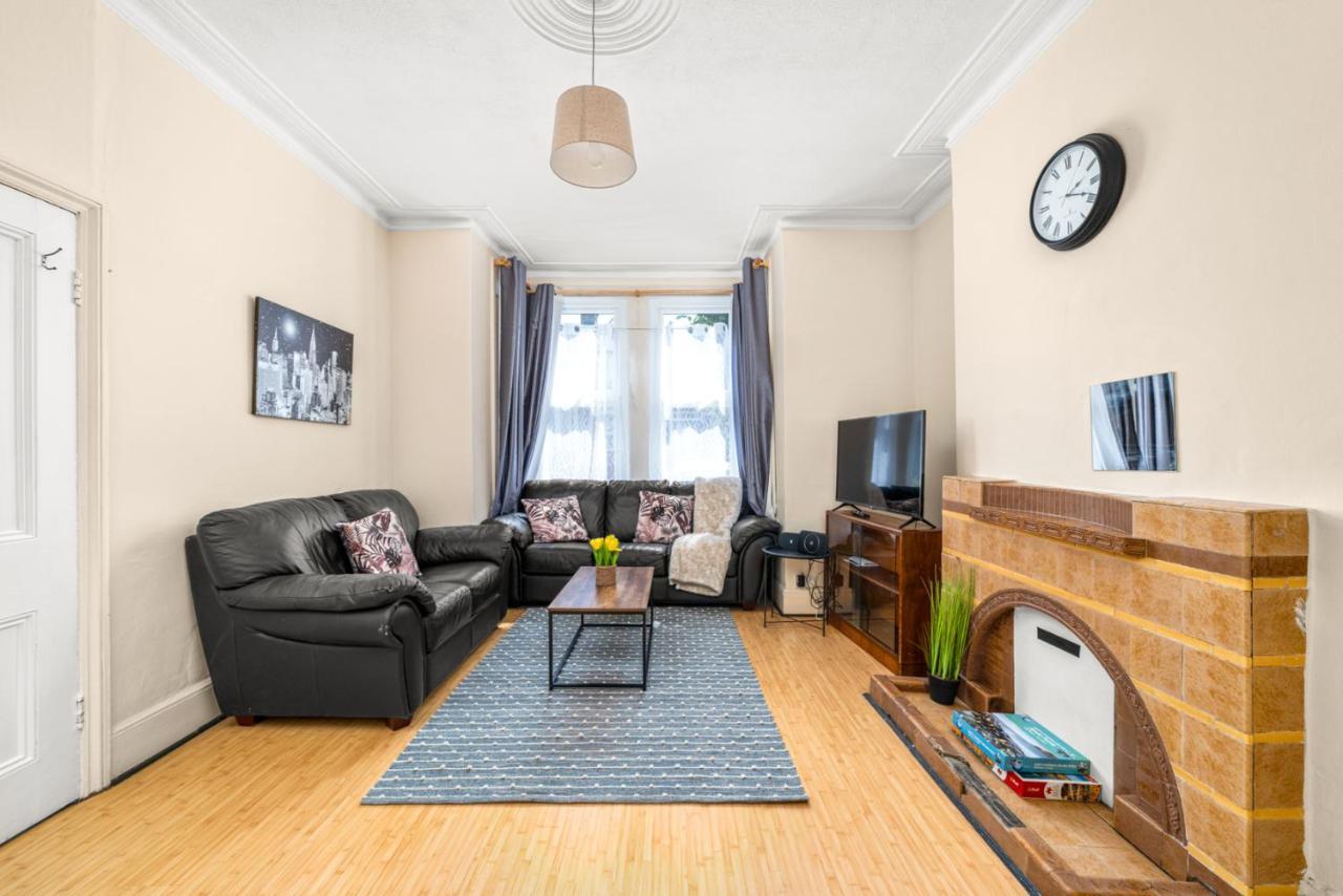 Homely 4-Bedroom Home With 2 Baths & Free Parking Лондон Екстериор снимка